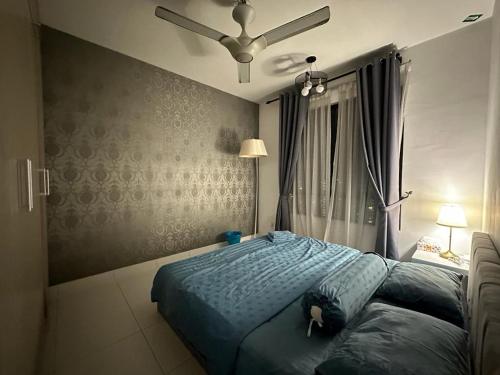 艾尔克如The Heights Residence Condo Ayer Keroh Melaka WIFI 100mbps的一间卧室配有一张带蓝色棉被的床