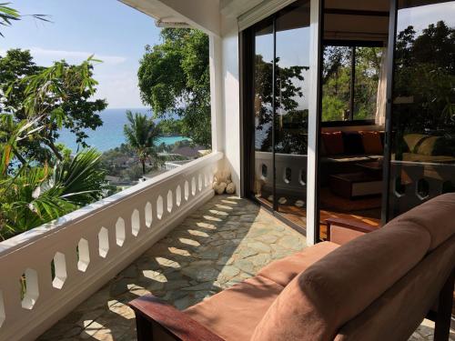 长滩岛Argonauta Boracay Apartment Suites and Villas的带沙发的门廊,享有海景