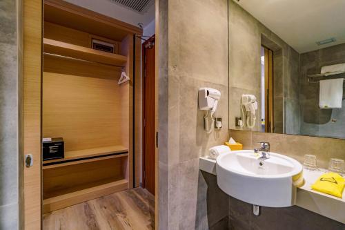 名古屋Yello Hotel Harbour Bay的一间带水槽和镜子的浴室