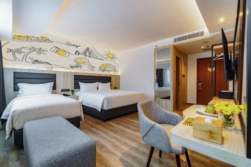 名古屋Yello Hotel Harbour Bay的酒店客房配有两张床和一张书桌