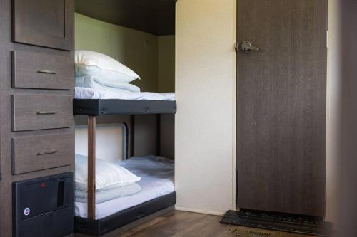 读谷村Natural farm Zanpa -SEVEN Hotels and Resorts-的客房内的双层床配有白色枕头