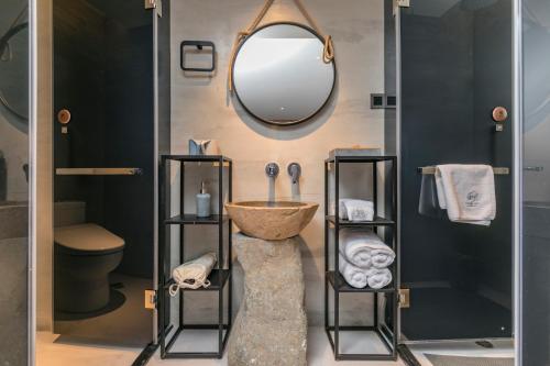 福州福州杭舍民宿（三坊七巷上下杭店）的一间带水槽和镜子的浴室