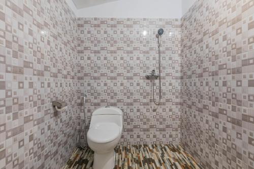 塞姆博伦拉旺Bale Gantar的一间带卫生间和淋浴的浴室