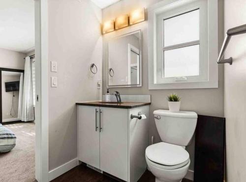 里贾纳Entire house to yourselves - NO basement sharing的一间带卫生间、水槽和窗户的浴室