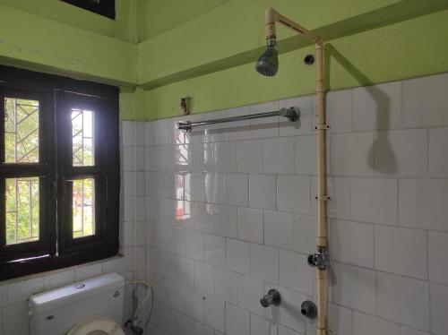TezuDuda Lodge的一间带卫生间和窗户的浴室