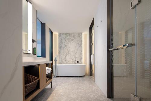 增城广州新塘希尔顿欢朋酒店的带浴缸、水槽和淋浴的浴室