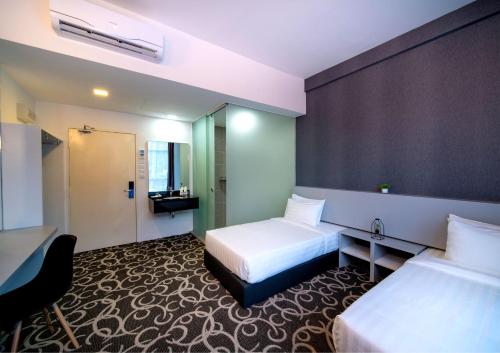 亚依淡Deview Hotel Penang的酒店客房带两张床和一间浴室