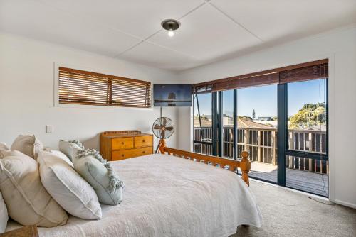 芒格努伊山Ultimate beach location的一间卧室设有一张床和一个大窗户