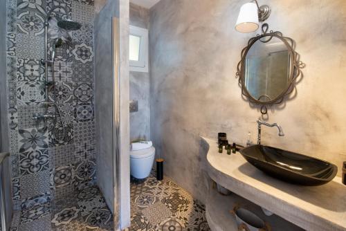 盖奥斯Vasia's Artistsvillas的一间带水槽、镜子和淋浴的浴室