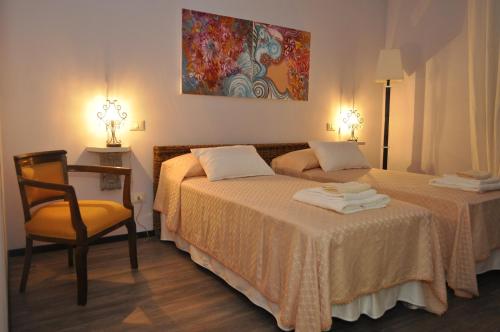马里纳迪马萨海蓝宝石住宿加早餐旅馆的酒店客房,配有两张床和椅子