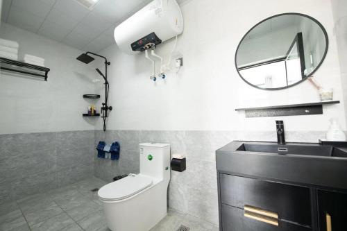 怀柔雁溪-棠棣民宿的一间带卫生间、水槽和镜子的浴室