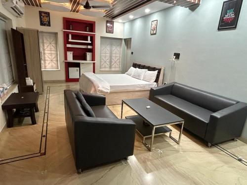 Vasco Da GamaMUSHROOMS的客厅配有床、沙发和桌子
