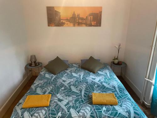 蒙特勒Chambre double vue lac Montreux centre的一间卧室配有一张带两个枕头的床