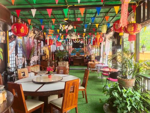 北碧布萨拉库姆度假酒店的餐厅设有桌椅和色彩缤纷的旗帜