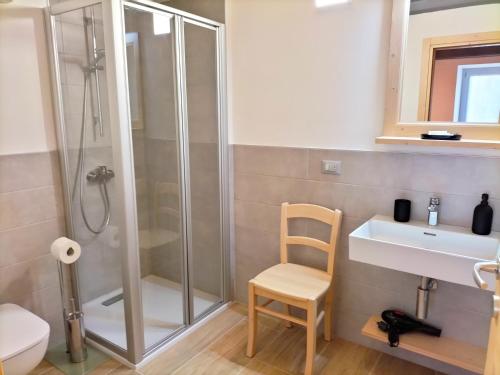 CampiCà Soldati的带淋浴、水槽和椅子的浴室