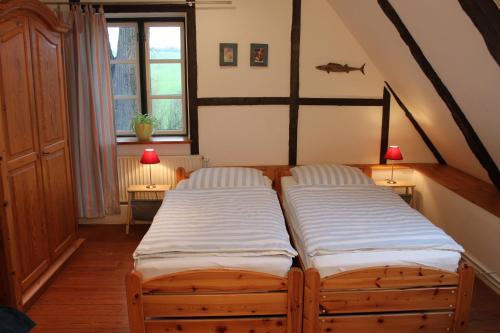 GömnitzDas Abendrote Haus的带2张单人床的阁楼客房