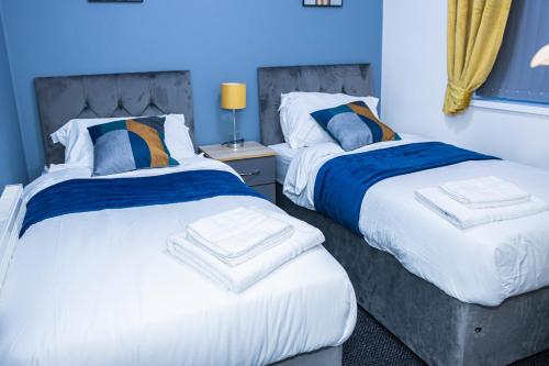特尔福德Lush Lodge -Home away in Telford的卧室内两张并排的床