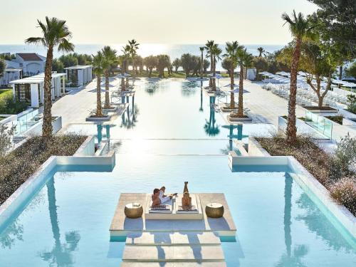 法里拉基Grecotel Lux Me Dama Dama的度假酒店游泳池的 ⁇ 染