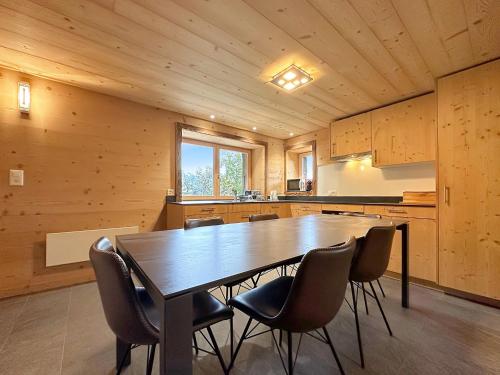 拉茨欧马兹Chalet a Didi - Alps Paradise - 4 Vallees的厨房配有大型木桌和椅子