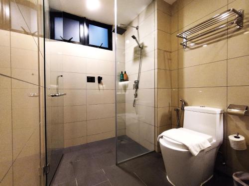 云顶高原TopGenting SunriseColdSuite4Pax @GrdIonDelmn的一间带卫生间和玻璃淋浴间的浴室