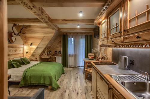 穆扎希赫尔Apartamenty u Grażyny的小木屋内的卧室配有一张床和水槽
