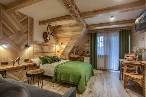 穆扎希赫尔Apartamenty u Grażyny的一间卧室设有绿色的床和木墙