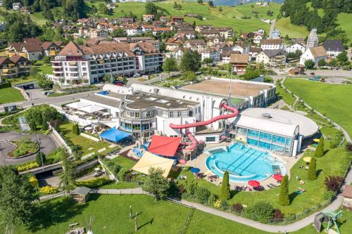 莫尔沙赫瑞士度假公园酒店的享有带水上公园的度假村的空中景致
