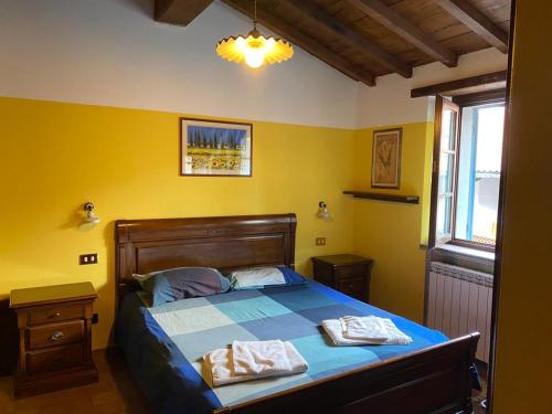 FabbricaAffittacamere Roggio , Vagli di Sotto , Lucca的一间卧室配有一张床,上面有两条毛巾