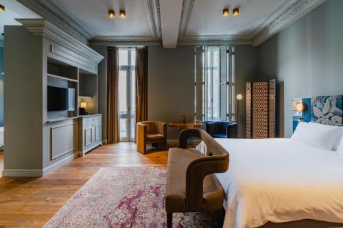 马斯特里赫特马斯特里赫特修道院酒店的一间卧室设有一张床和一间客厅。
