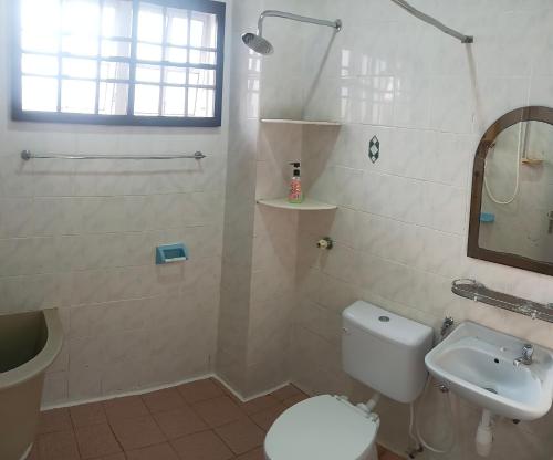 昔加末Homestay No. 8的白色的浴室设有卫生间和水槽。