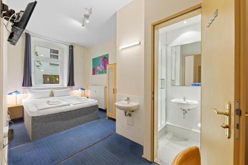 柏林康米纽斯酒店的一间酒店客房 - 带一张床和一间浴室
