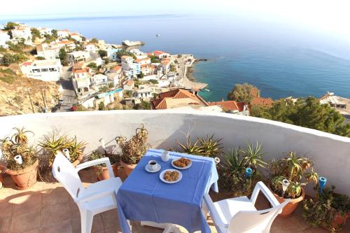 阿梅尼斯蒂斯ARMENA INN的蓝色的桌椅,享有海景