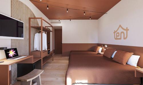 埃尔阿雷纳尔tent Bahia de Palma的酒店客房设有两张床和一张带电脑的书桌