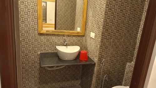 尼尔岛可诺特比奇度假酒店的一间带水槽和镜子的浴室