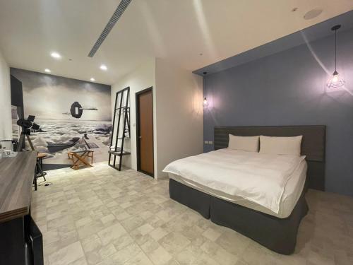台中市凝萃文旅台中車站店 NCH - NingCui Business Hotel的一间带大床的卧室和一间浴室