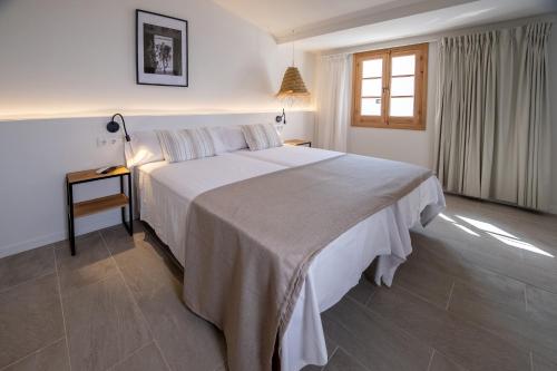 休达德亚Tres Tocs的一间卧室设有一张大床和一个窗户。