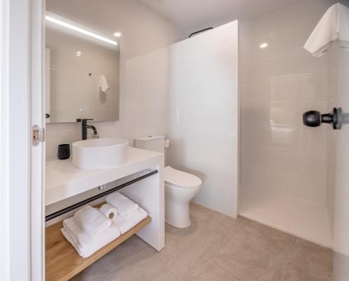 休达德亚Tres Tocs的白色的浴室设有水槽和卫生间。