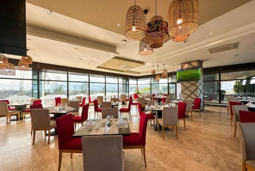 塔巴贝拉温德姆基多机场酒店的用餐室设有桌椅和窗户。