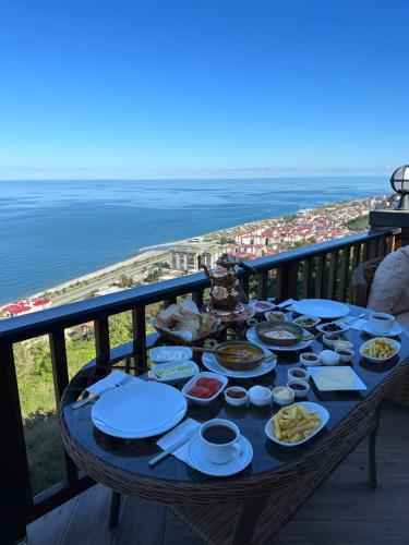 里泽Günbatımı Bungalov的海滩阳台的餐桌