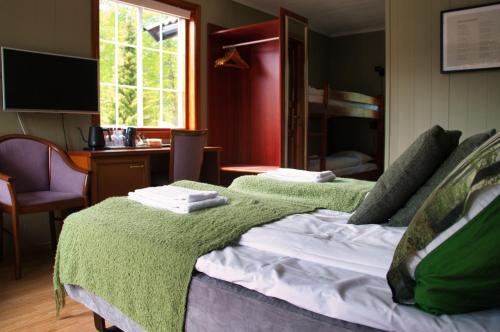 RysstadSølvgarden Motell的卧室配有绿毯