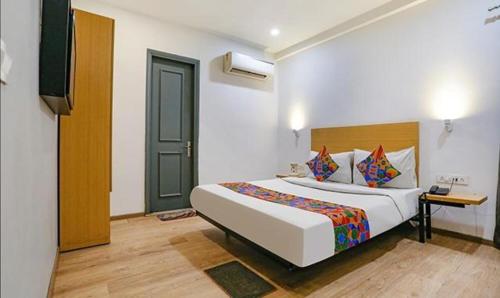 新德里FabHotel Urban Residency的一间卧室,卧室内配有一张大床