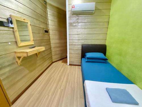 TumpatSuza Hostel的小房间设有床和镜子