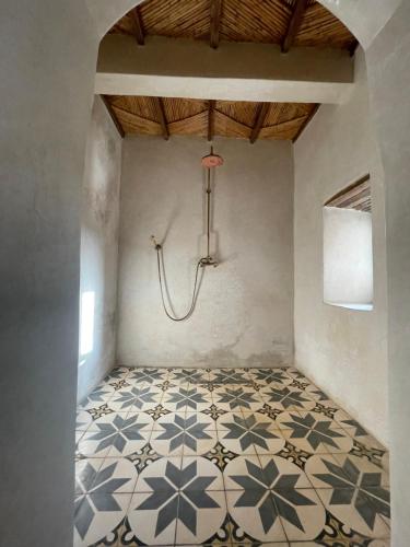索维拉Villa Des Arganiers的一间带淋浴的浴室,铺有瓷砖地板。