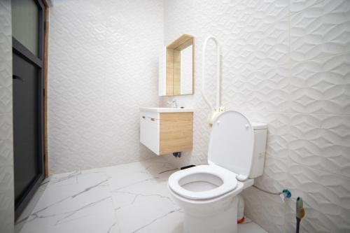 艾兹鲁RIAD GOLD的白色的浴室设有卫生间和水槽。