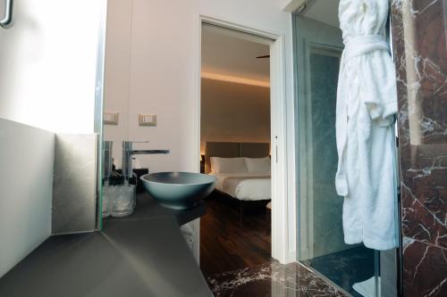 米兰10 KEYS MILANO的一间带水槽的浴室和一间带镜子的浴室