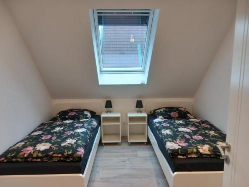 诺德霍恩Neubau: Ferienwohnung Im Suddenfeld - zentral und doch ruhig gelegen的小型客房 - 带2张床和窗户