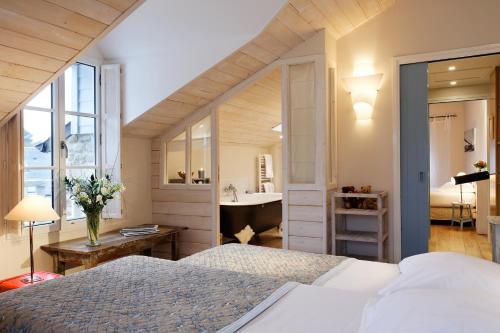 滨海拉特里尼泰戈斯贝小屋酒店的一间卧室配有一张床,浴室设有水槽