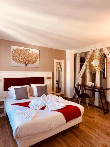 巴黎拉法叶特庭院剧场酒店的一间卧室配有一张大床和一张书桌