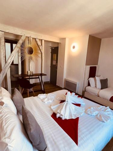 巴黎拉法叶特庭院剧场酒店的酒店客房设有一张大床和一张桌子。