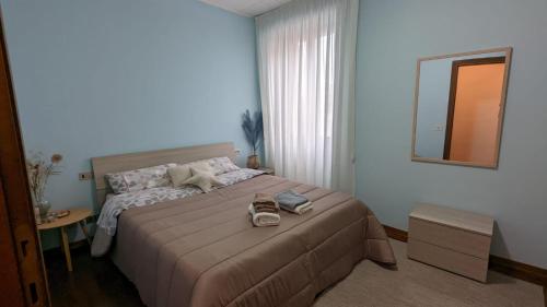 斯佩洛La Fontanella的一间卧室配有一张带镜子的大床